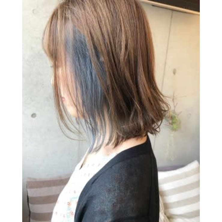 耳かけミディアムボブにティアインナーカラー Emu International 春日部本店 エムインターナショナル のヘアスタイル 美容院 美容室を予約するなら楽天ビューティ