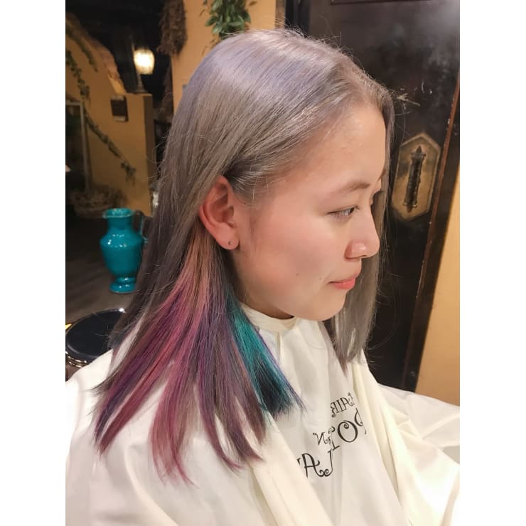 ホワイトグレーアッシュ レインボーインナーカラー Hair Design Popolarita ヘアーデザインポポラリタ のヘアスタイル 美容院 美容室を予約するなら楽天ビューティ