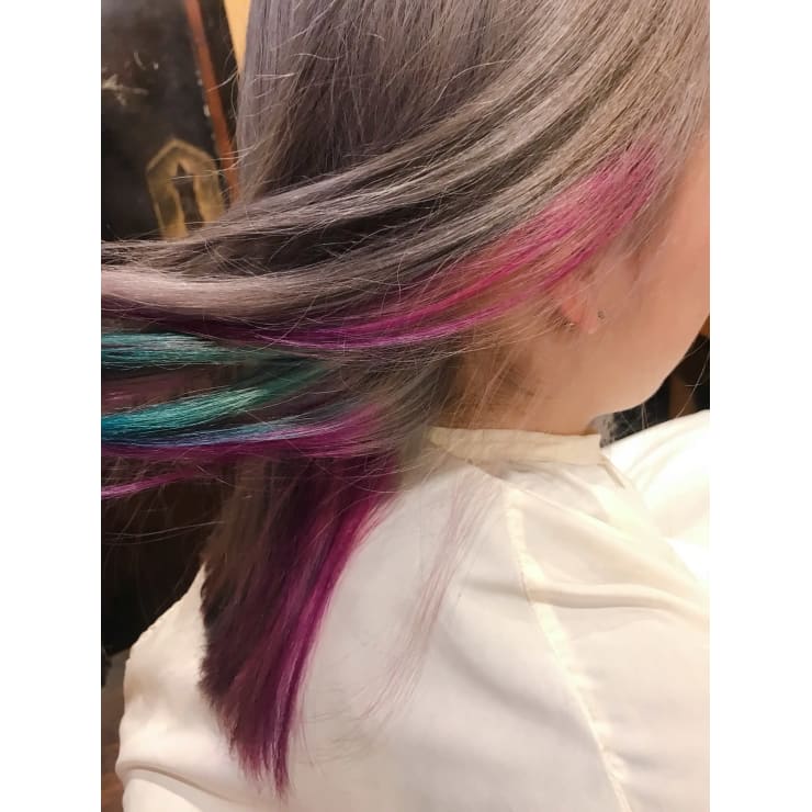 ホワイトグレーアッシュ レインボーインナーカラー Hair Design Popolarita ヘアーデザインポポラリタ のヘアスタイル 美容院 美容室を予約するなら楽天ビューティ