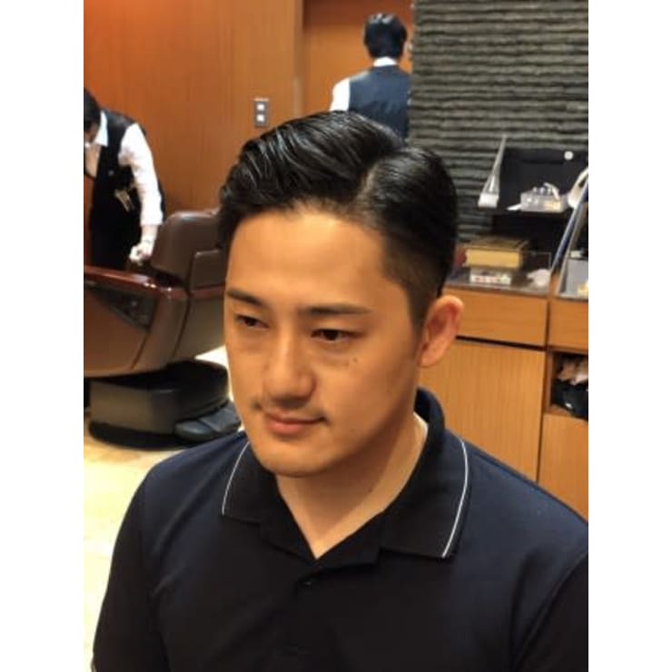 ツーブロックが浮く銀座30代メンズビジネスマンカットコース ヘアーモードキクチ 銀座店 ヘアーモードキクチ のヘアスタイル 美容院 美容室を予約するなら楽天ビューティ
