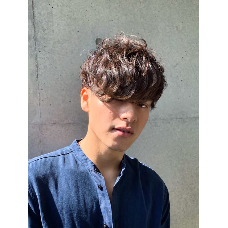 ミディアムマッシュ スパイラルパーマ Hol ホル のヘアスタイル 美容院 美容室を予約するなら楽天ビューティ