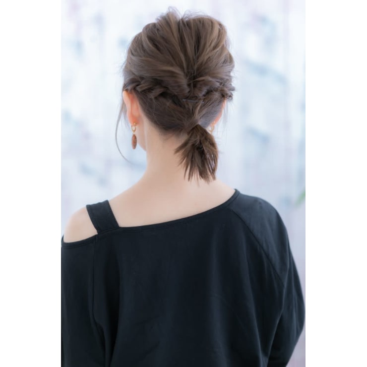 おくれ毛 ねじりくるりんぱ 抜け感ラブヘアアレンジ Miq 日暮里店 ミック のヘアスタイル 美容院 美容室を予約するなら楽天ビューティ