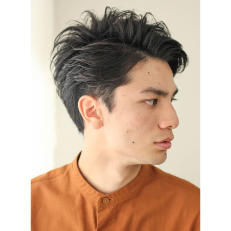 浅めツーブロックの外国人風メンズヘア Circus By Beautrium 青山 サーカスバイビュートリアム アオヤマ のヘアスタイル 美容院 美容室を予約するなら楽天ビューティ