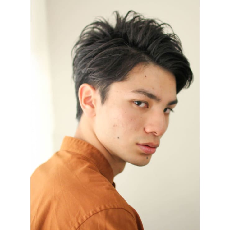 浅めツーブロックの外国人風メンズヘア Circus By Beautrium 青山 サーカスバイビュートリアム アオヤマ のヘアスタイル 美容院 美容室を予約するなら楽天ビューティ