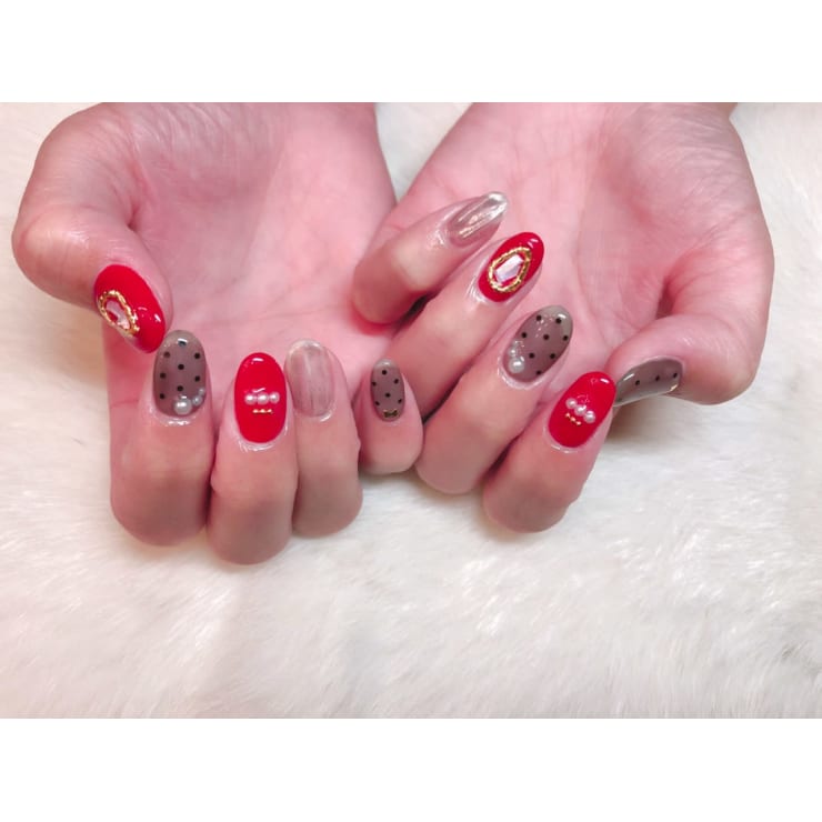 クリスマス 赤黒 パーツデザイン ドットネイル Nailsalonmuu ネイルサロンムー のネイルデザイン ネイル まつげサロンを予約するなら楽天ビューティ