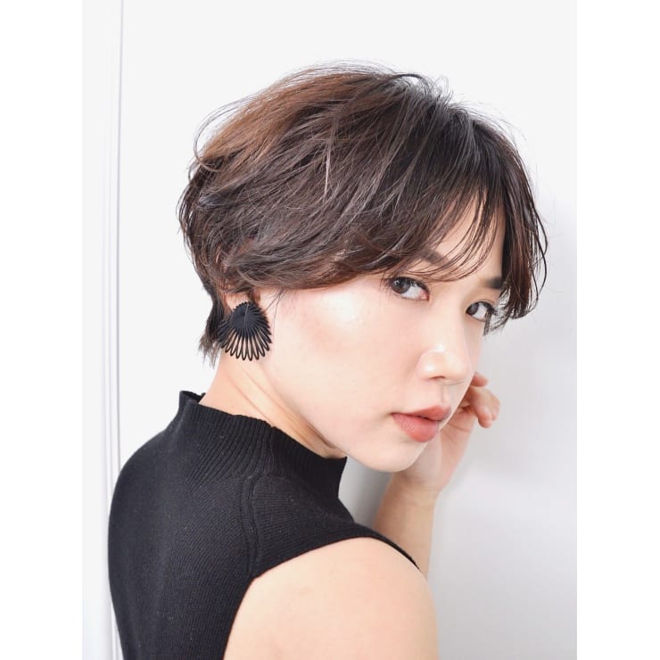 お手入れ簡単 大人ショートウェーブヘア Beautrium Peninsula ビュートリアム ペニンシュラ のヘアスタイル 美容院 美容室を予約するなら楽天ビューティ