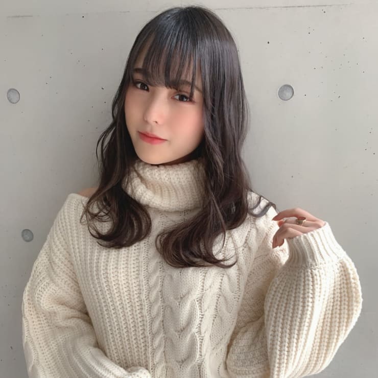 タートルニットにゆるウェーブ Loana Roppongi ロアナロッポンギ のヘアスタイル 美容院 美容室を予約するなら楽天ビューティ