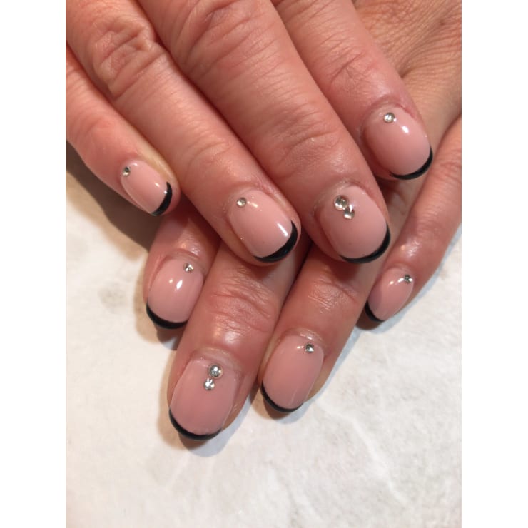 ワンカラー フレンチ ストーン ブラック Nail Salon Amule ネイルサロンアミュール のネイルデザイン ネイル まつげサロンを予約するなら楽天ビューティ