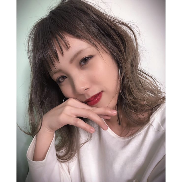 ショートバングのミディアムレイヤー Manon Hair Design マノンヘアーデザイン のヘアスタイル 美容院 美容室を予約するなら楽天ビューティ