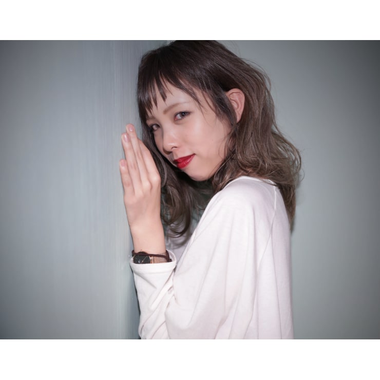 ショートバングのミディアムレイヤー Manon Hair Design マノンヘアーデザイン のヘアスタイル 美容院 美容室を予約するなら楽天ビューティ