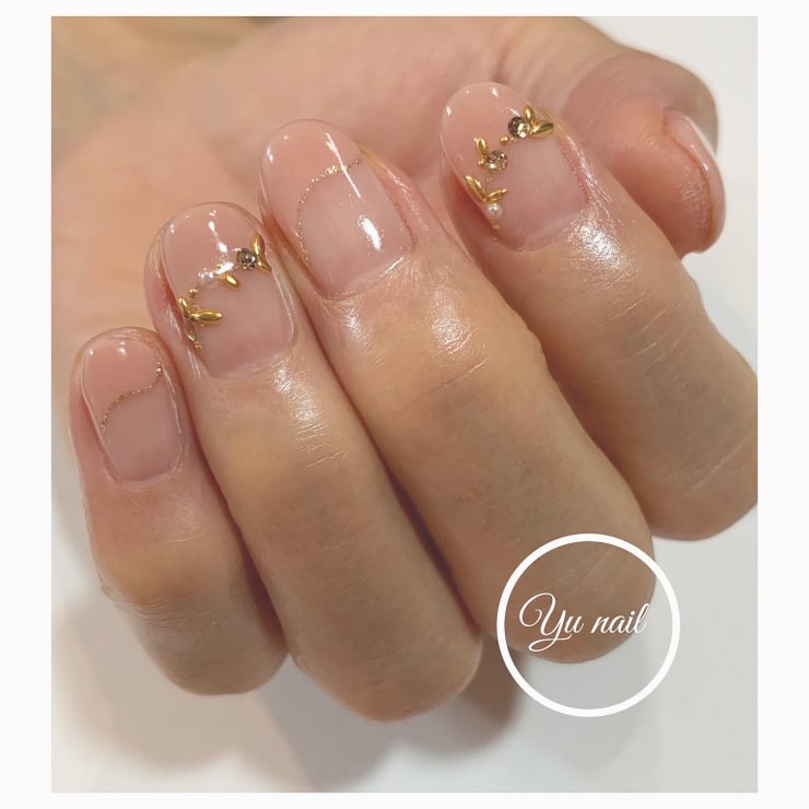 ヌーディーベージュの流れるフレンチネイル Yu Nail ユーネイル のネイルデザイン ネイル まつげサロンを予約するなら楽天ビューティ