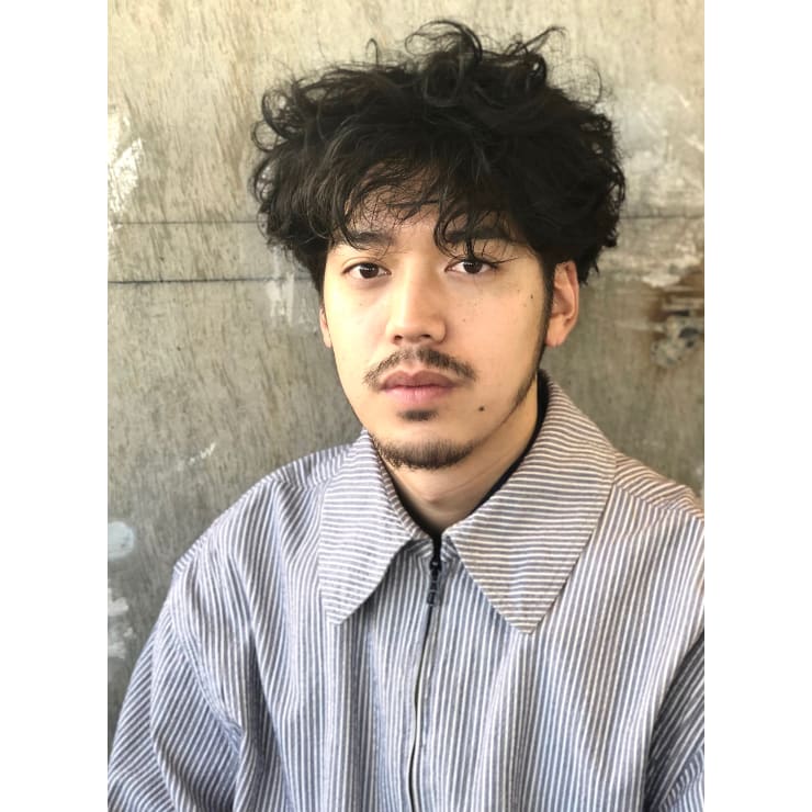 大人メンズ 寝癖風パーマスタイル Circus By Beautrium 表参道 サーカスバイビュートリアム のヘアスタイル 美容院 美容室 を予約するなら楽天ビューティ