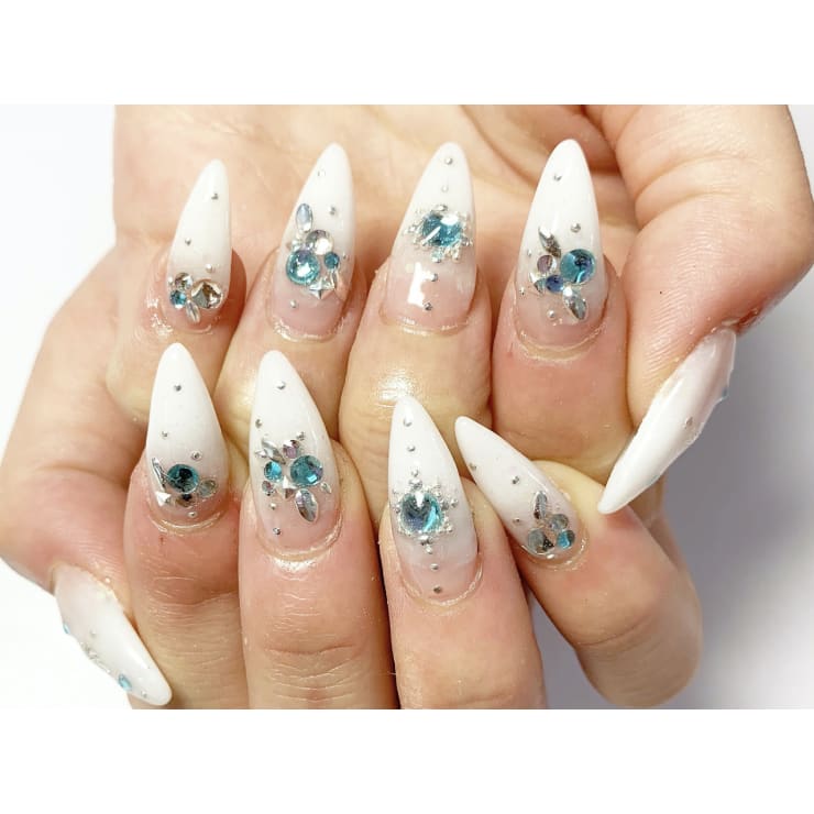 ホワイトグラデ ブルーストーン Minty Ikebukuro ミンティー イケブクロ のネイルデザイン ネイル まつげサロンを予約するなら楽天ビューティ