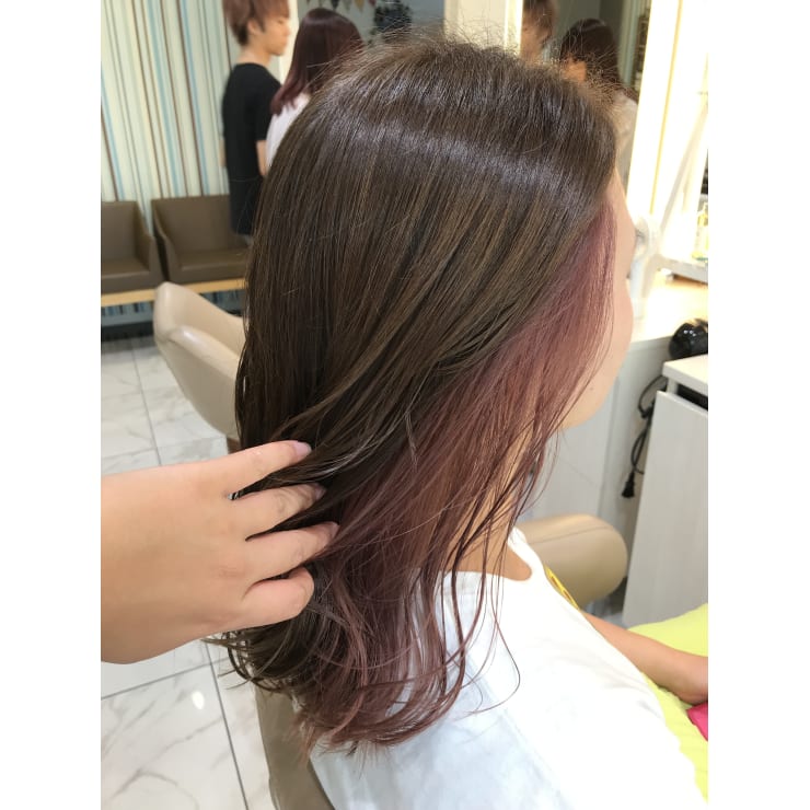 インナーカラー グレージュ ピンクベージュ Ash 大宮店 アッシュオオミヤテン のヘアスタイル 美容院 美容室を予約するなら楽天ビューティ