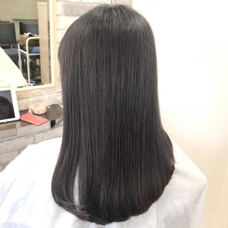 グレージュとストレートのナチュラルヘア Vicca 南青山店 ヴィッカミナミアオヤマテン のヘアスタイル 美容院 美容室を予約するなら楽天ビューティ