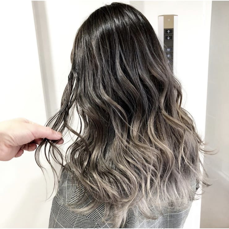 毛先シルバーグラデーション 外国人風カラー Loop ループ のヘアスタイル 美容院 美容室を予約するなら楽天ビューティ
