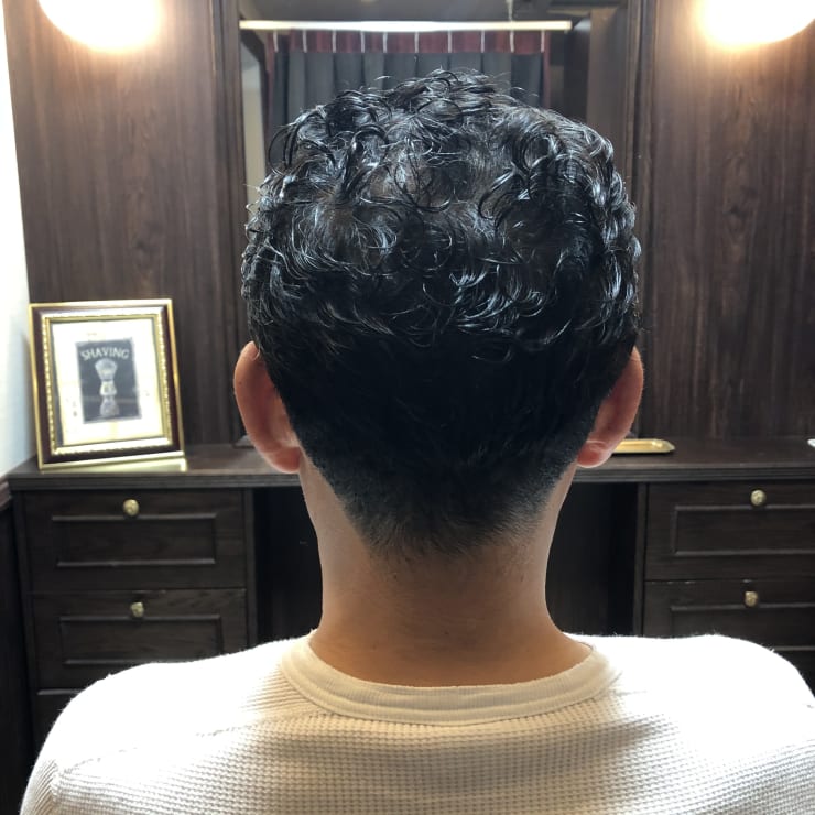 くせ毛を活かしたパーマ風2ブロックショート Barbering Method Produce Byヘアサロン大野 バーバリングメソッド プロデュースバイヘアサロンオオノ のヘアスタイル 美容院 美容室を予約するなら楽天ビューティ