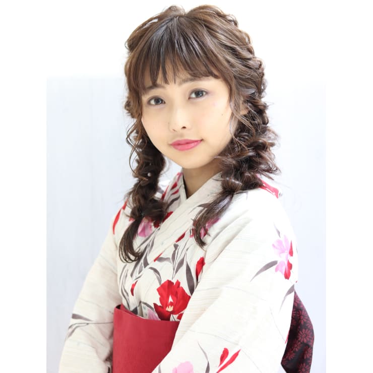 Lagoon 田辺佳菜 おさげ風 ツイン編み下ろしアレンジ Hair Resort Lagoon ヘアリゾートラグーン のヘアスタイル 美容院 美容室を予約するなら楽天ビューティ