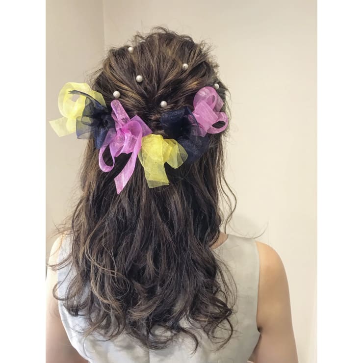 リボンアレンジ ハーフアップ 結婚式ヘアアレンジ Salon De Favori サロンドファヴォリ のヘアスタイル 美容院 美容室を予約するなら楽天ビューティ