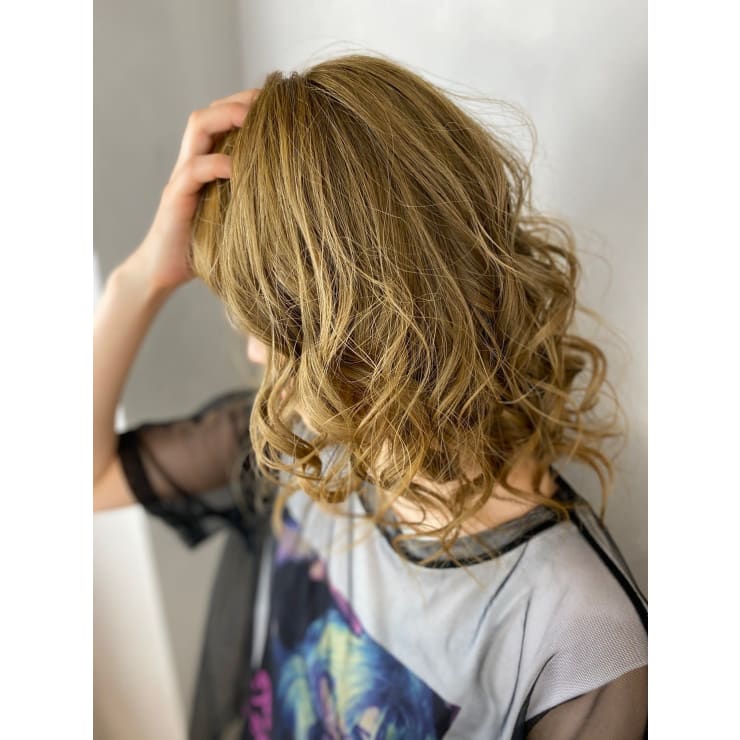 Wカラー 派手髪 カール ヘアアレンジ フォギーベージュ Brocante Luxbeブロカントラックスビー立川北口店 ブロカントラックスビータチカワキタグチテン のヘアスタイル 美容院 美容室を予約するなら楽天ビューティ