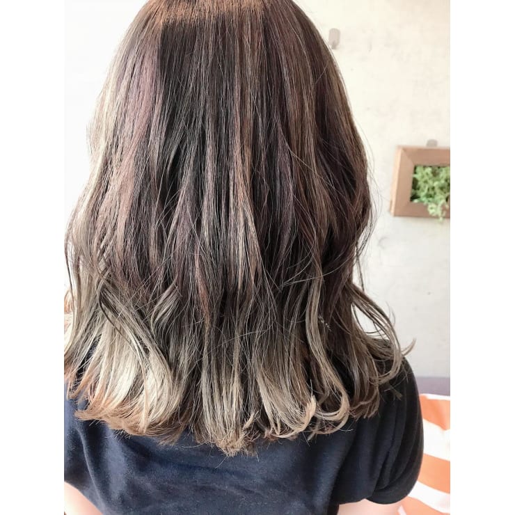 グレージュグラデーションカラー ハイライト Emu International 春日部本店 エムインターナショナル のヘアスタイル 美容院 美容室を予約するなら楽天ビューティ
