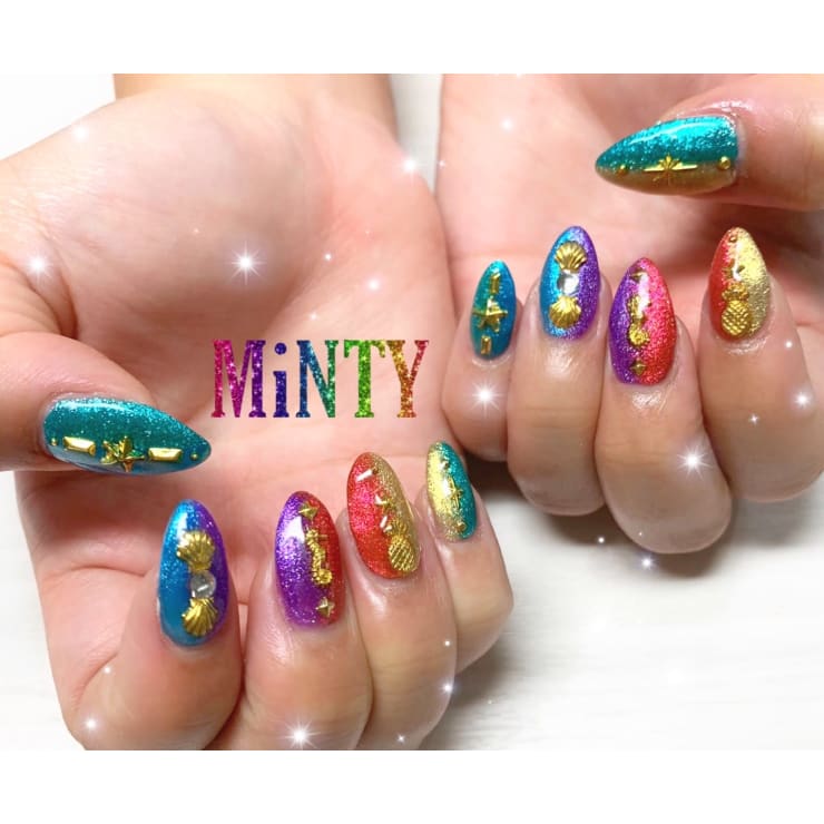 ラメの縦グラ夏ネイル Minty Ikebukuro ミンティー イケブクロ のネイルデザイン ネイル まつげサロンを予約するなら楽天ビューティ