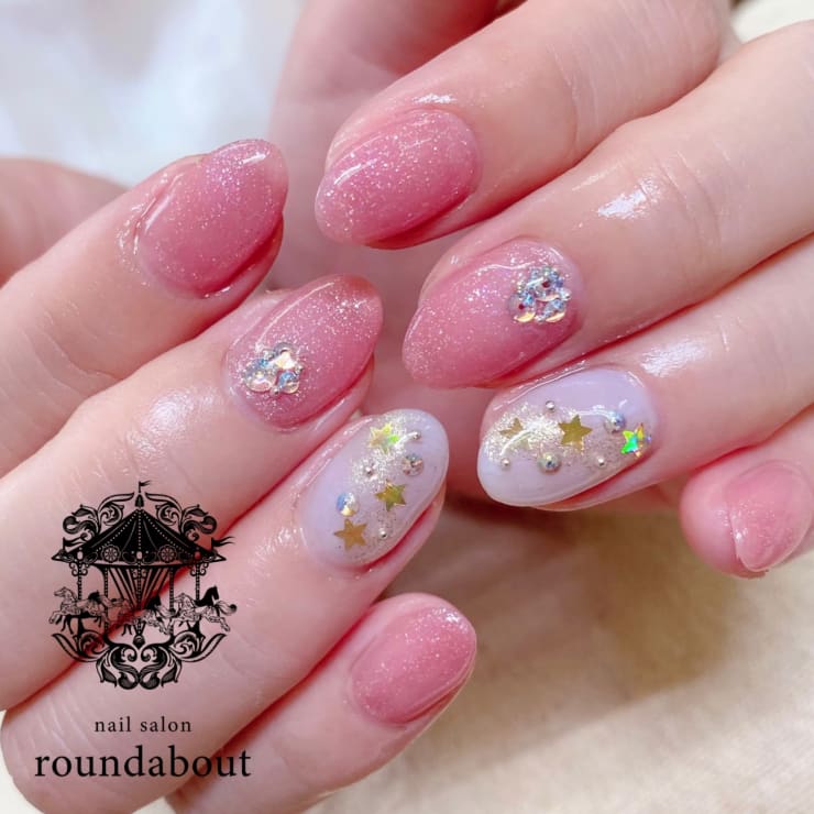 大人ガーリーな星ネイル Nailsalon Roundabout ネイルサロンラウンドアバウト のネイルデザイン ネイル まつげサロンを予約するなら楽天ビューティ
