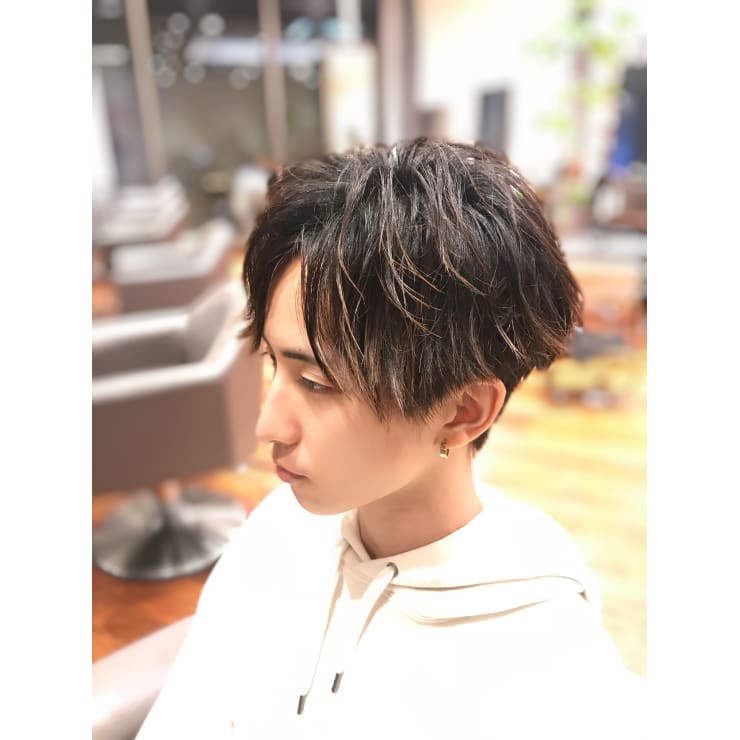 メンズ ツイストパーマ 人気のセンターパートツーブロック Beautrium 梅田 ビュートリアム のヘアスタイル 美容院 美容室 を予約するなら楽天ビューティ