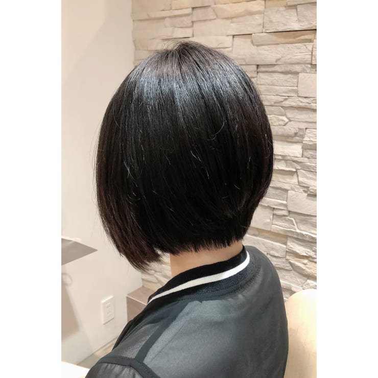 前下がりで小顔に見えるショートボブ Hair Make Opsis オプシス のヘアスタイル 美容院 美容室を予約するなら楽天ビューティ