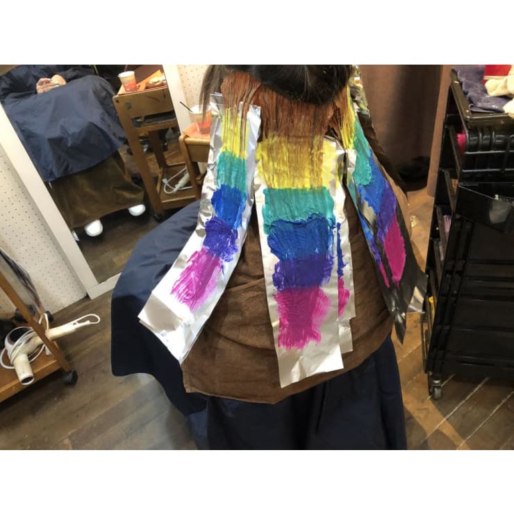 派手可愛い インナーカラー レインボーカラー Brooch ブローチ のヘアスタイル 美容院 美容室を予約するなら楽天ビューティ