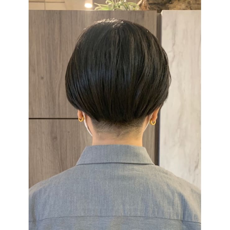 モードな秋冬スタイル 前下がりボブの刈り上げスタイル Hair Make Opsis オプシス のヘアスタイル 美容院 美容室を予約するなら楽天ビューティ
