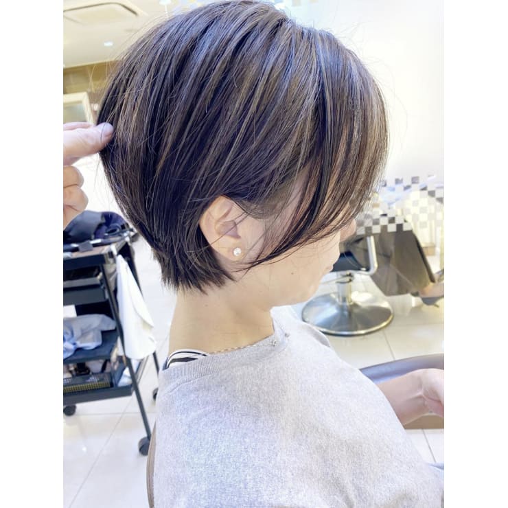 細ハイライト 前髪長めショート Face 磯子 フェイスイソゴ のヘアスタイル 美容院 美容室を予約するなら楽天ビューティ