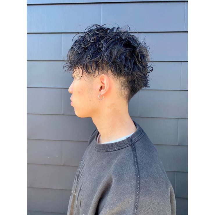 センターパート スパイラルパーマ メンズ アクイール アクイール のヘアスタイル 美容院 美容室を予約するなら楽天ビューティ