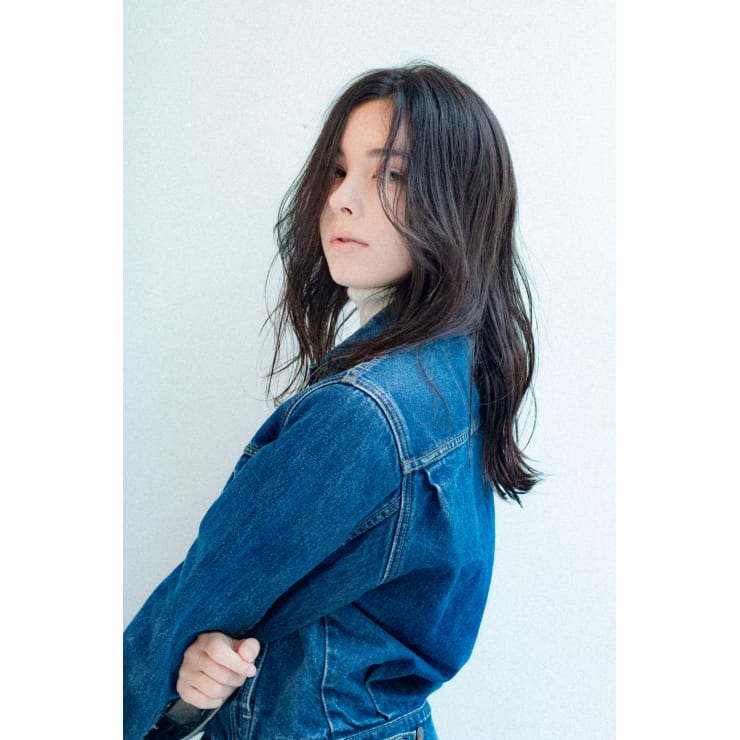 小顔センターパートロングレイヤー暗髪ヨシンモリ毛先パーマ Haku ハク のヘアスタイル 美容院 美容室を予約するなら楽天ビューティ