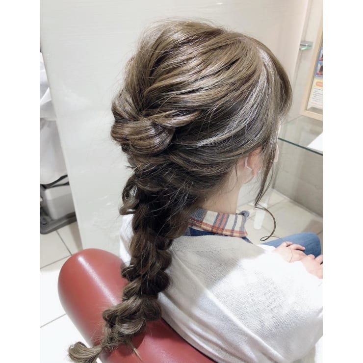 上品ハイライトの編みおろしアレンジ Emu International 春日部本店 エムインターナショナル のヘアスタイル 美容院 美容室を予約するなら楽天ビューティ