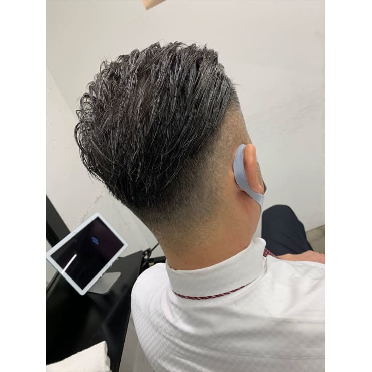 ビジネスにも シャープな刈上げでデザインするツーブロック Di Ka Hair Sendai ディーカヘアーセンダイ のヘアスタイル 美容院 美容室を予約するなら楽天ビューティ