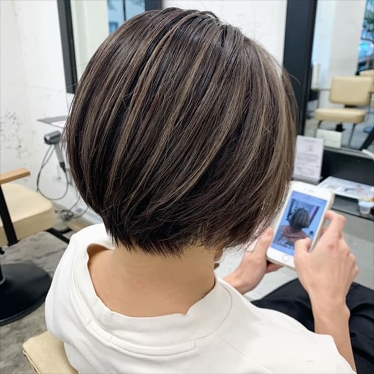エアタッチ ハイライトで白髪を馴染ませるショートヘア Di Ka Hair Sendai ディーカヘアーセンダイ のヘアスタイル 美容院 美容室を予約するなら楽天ビューティ