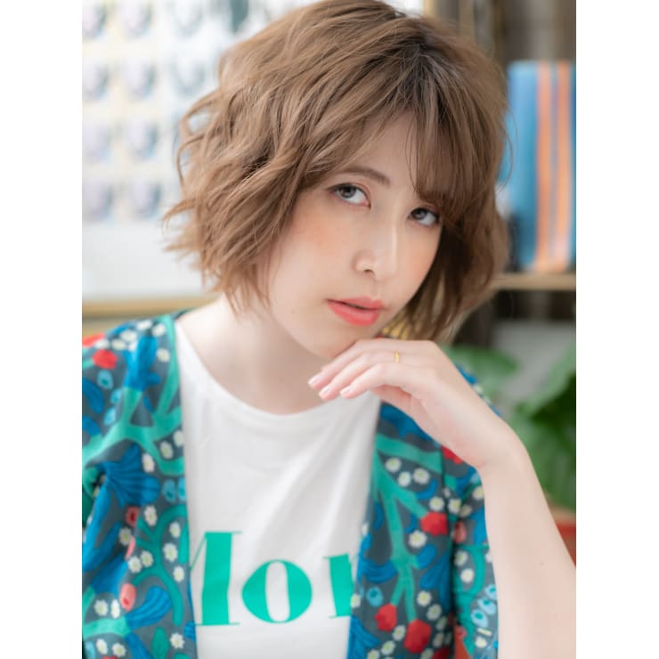 くせ毛風斜めバング外国人風ゆるふわ大人ボブ ミニボブ | COVER HAIR