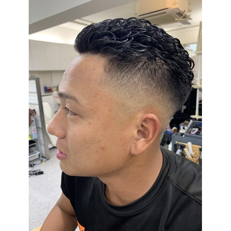 スキンフェードカットハードパーマオールバックメンズカット Hair Ales Harajuku ヘアーアレス ハラジュク のヘアスタイル 美容院 美容室を予約するなら楽天ビューティ