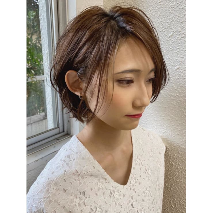 大人長めシースルーバングショート Natsuya ナツヤ のヘアスタイル 美容院 美容室を予約するなら楽天ビューティ