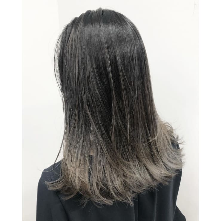 モノトーンアッシュのグラデーションカラー Siesta By Amble Luxe シエスタ バイ アンブルリュクス のヘアスタイル 美容院 美容室を予約するなら楽天ビューティ