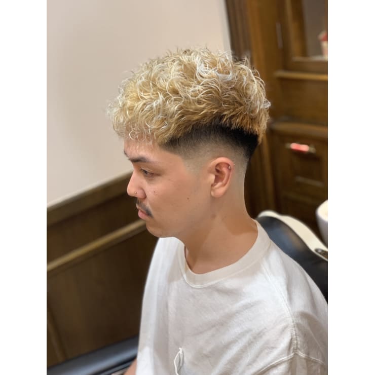 ハイトーン パーマフェード Hiro Ginza Barbershop 飯田橋神楽坂店 ヒロギンザバーバーショップ イイダバシカグラザカテン のヘアスタイル 美容院 美容室を予約するなら楽天ビューティ