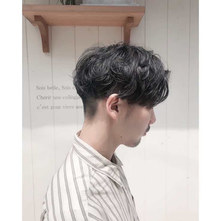 メンズセンターパートパーマスタイル 髪質改善 Hair Grandage 北千住 カミシツカイゼンアンドヘア グランアージュキタセンジュ のヘアスタイル 美容院 美容室を予約するなら楽天ビューティ