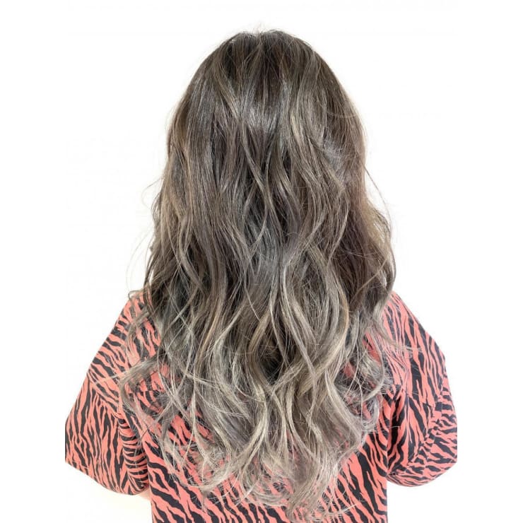 バレイヤージュ グレージュシルバーヘアカラー La Sente 宝塚 ラシェンテ のヘアスタイル 美容院 美容室を予約するなら楽天ビューティ