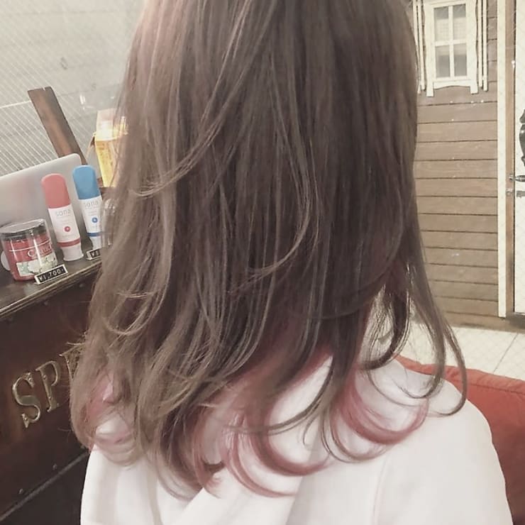 インナーカラー ラベンダーベージュ Roco Spearz ロコ スピアーズ のヘアスタイル 美容院 美容室を予約するなら楽天ビューティ