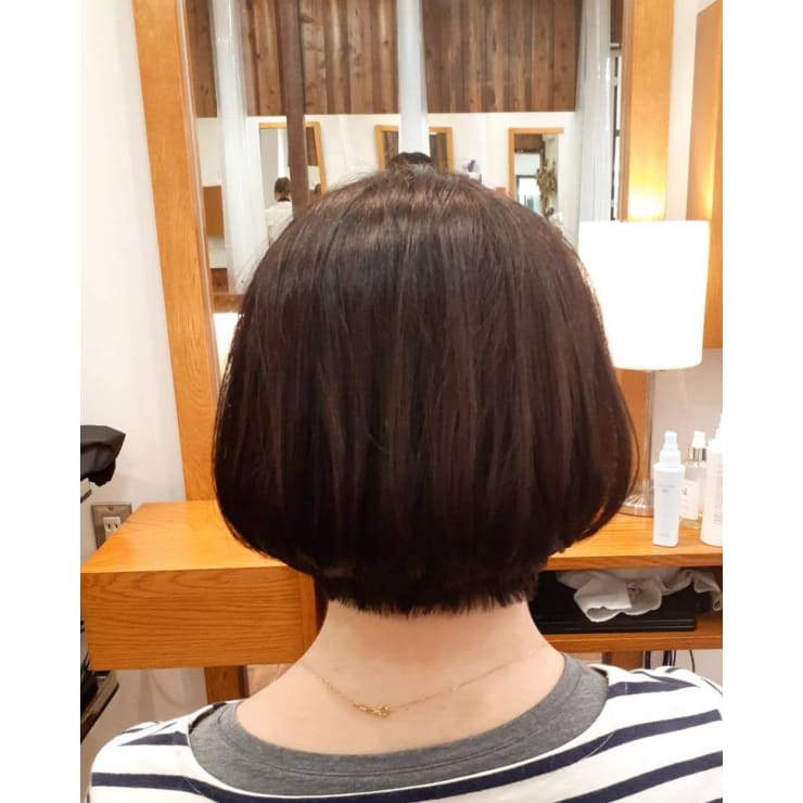 耳かけショートボブ 大人かわいいボブ Hug Lug ハグアンドラグ のヘアスタイル 美容院 美容室を予約するなら楽天ビューティ