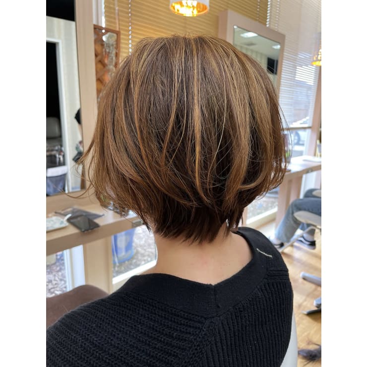 ショートボブ ハイライトカラー アクイール アクイール のヘアスタイル 美容院 美容室を予約するなら楽天ビューティ