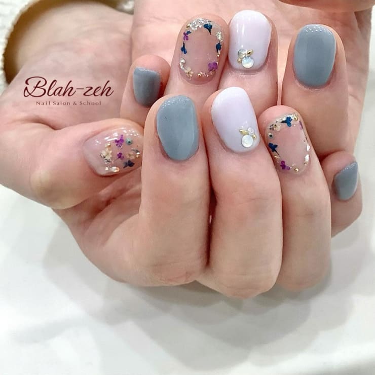 ブルー押し花ネイル Blah Zeh ブラゼ のネイルデザイン ネイル まつげサロンを予約するなら楽天ビューティ