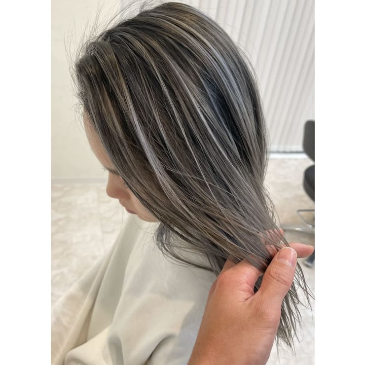 ホワイトハイライト ダークグレイアッシュ Eliss Umeda エリス ウメダ のヘアスタイル 美容院 美容室を予約するなら楽天ビューティ