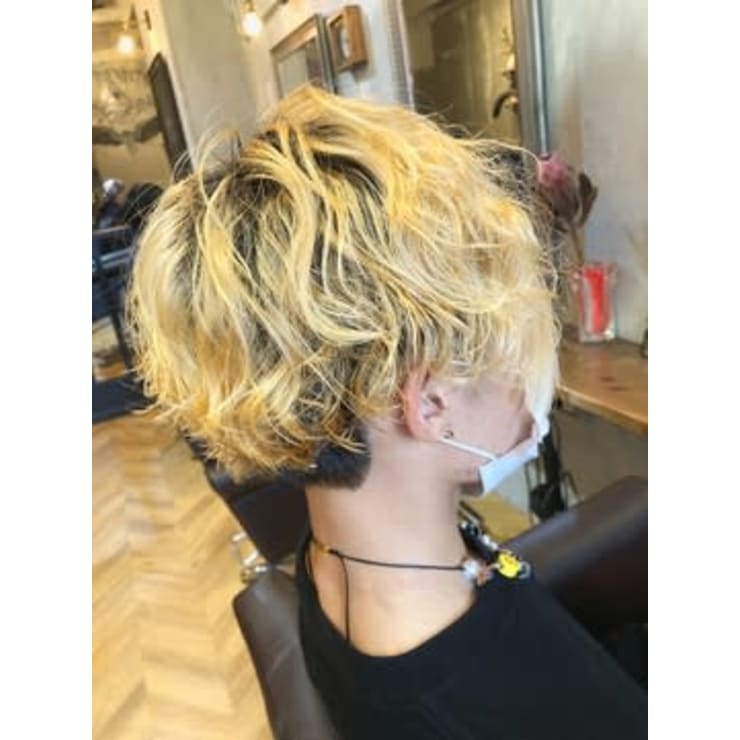 スパイラルパーマ ブロンドヘア Luxis The Vintage ラグシス ザ ヴィンテージ のヘアスタイル 美容院 美容室を予約するなら楽天ビューティ